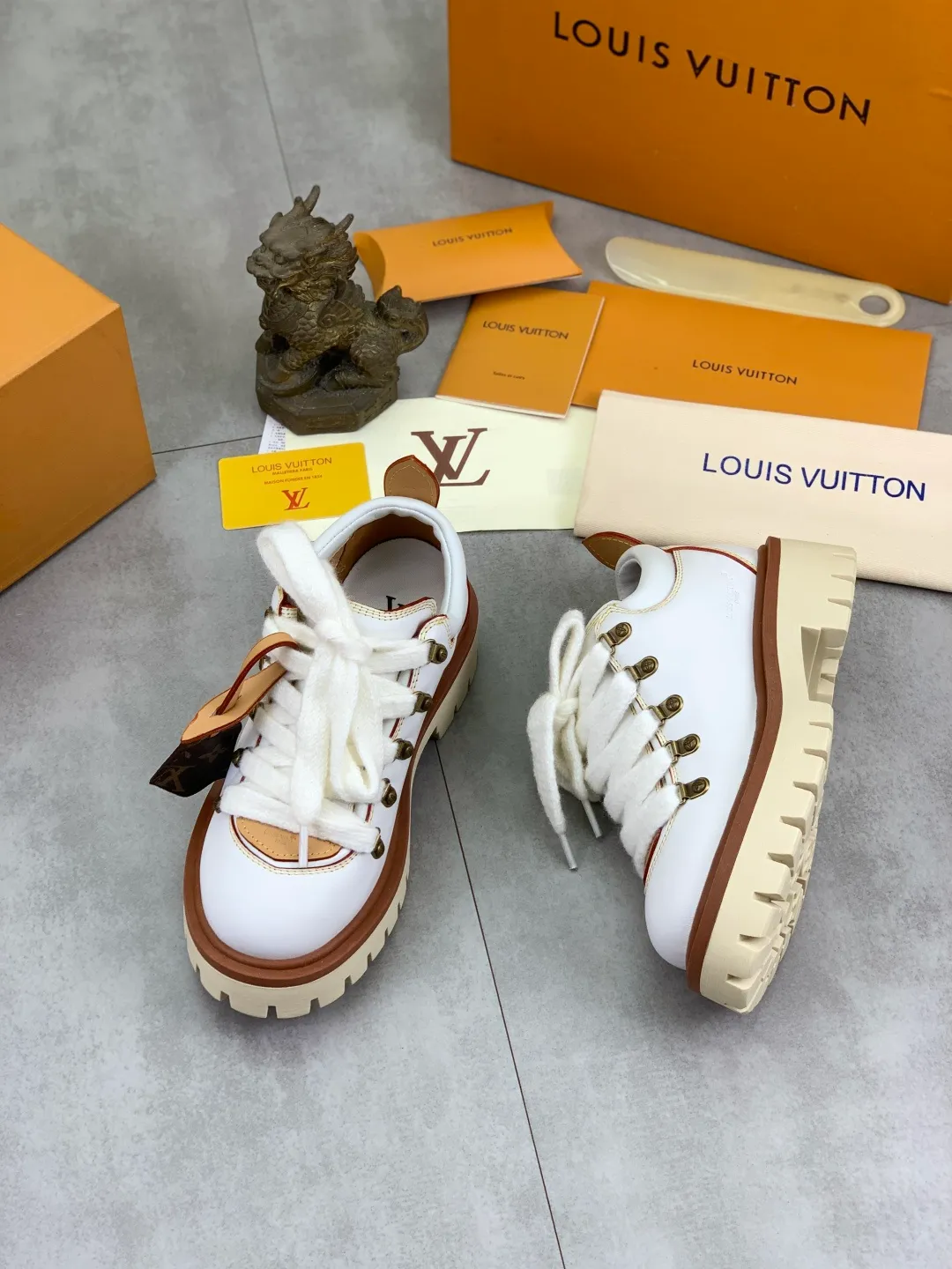 Men's shoes 💰P680 new LV | Louis Vuitton 🧡💚2025 autumn and winter new models, top version ⚠️ The counter features the latest LV REMIX lace-up mountaineering derby shoes, new hard goods 🆕 ❥BS purchasing level! Full of high-end feel! A popular model among bloggers at home and abroad, it’s retro and fashionable, and looks stunning on your feet! Mainly recommended models on the official website★ ━━━━━ ЅᏇєєt ━━━━━ ▪️Upper: top-grade first-layer cowhide ▪️Lining: imported sheepskin ▪️Outsole: original open-molded TPU non-slip outsole ▪️Sole height: 3.5cm ▪️Shoe size: Women 35-41 (41 customization is not returnable) Male 39-45 (46 customized, non-refundable)